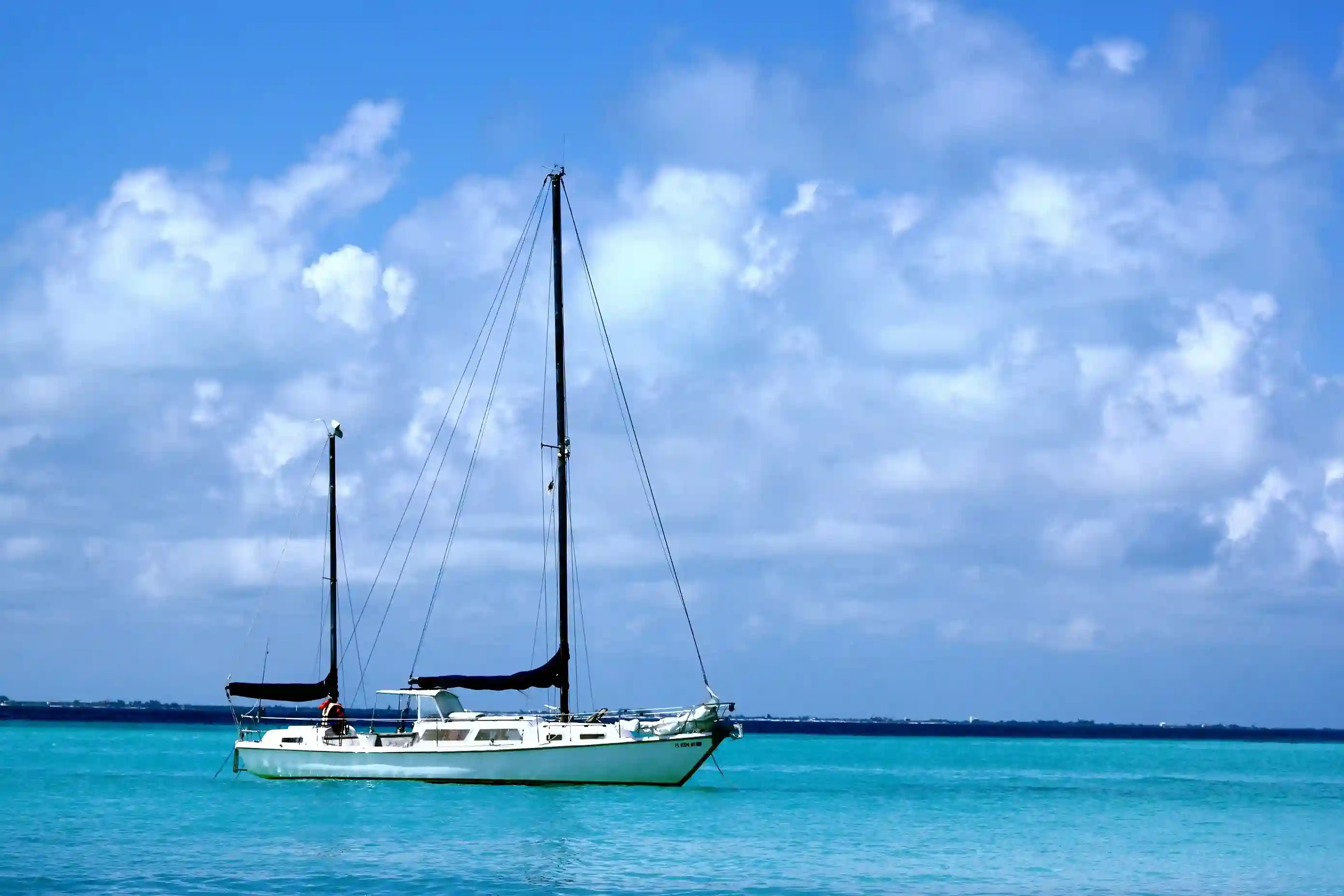 Luxusyacht auf dem ruhigen Meer vor der französischen Küste